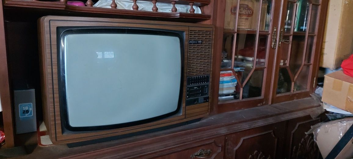 Televisor vintage e maquina fotográfica