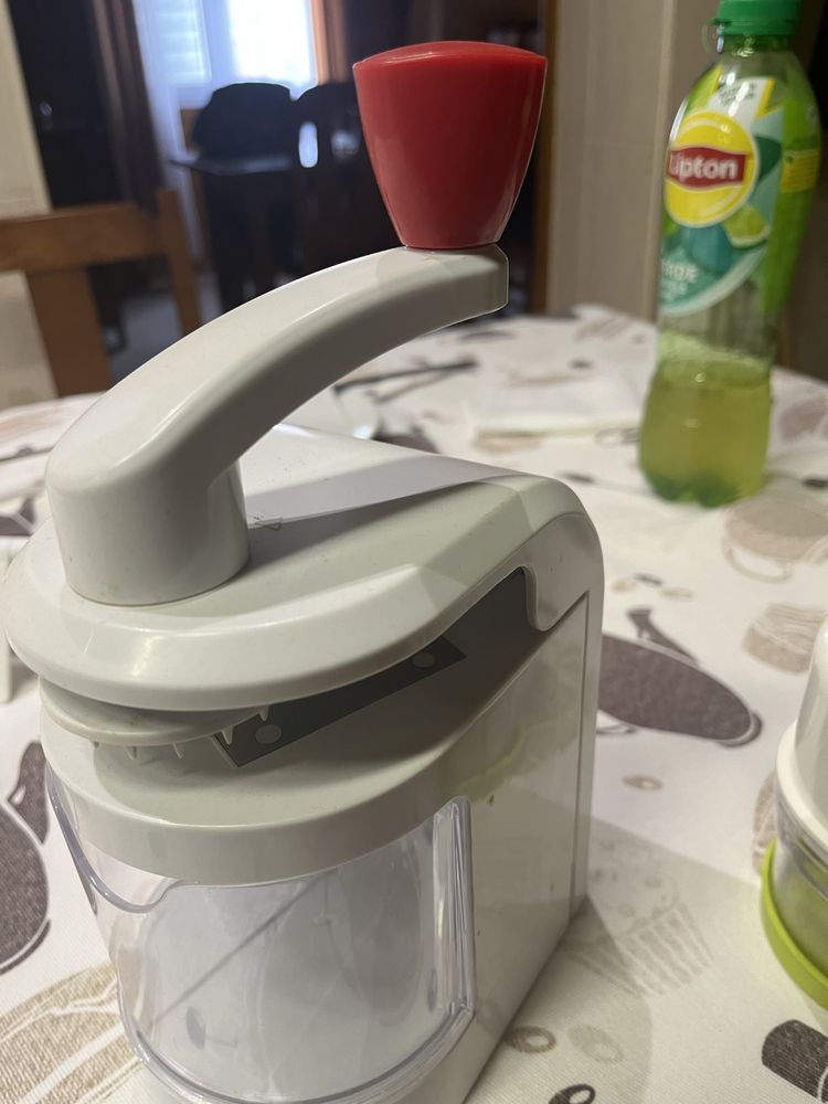 Dois acessorios de picar cebolas e alhos