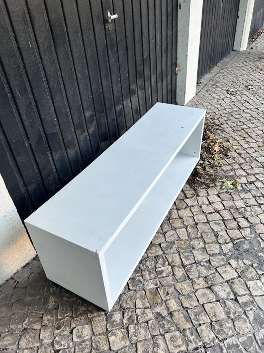 Móvel de televisão branco com rodas