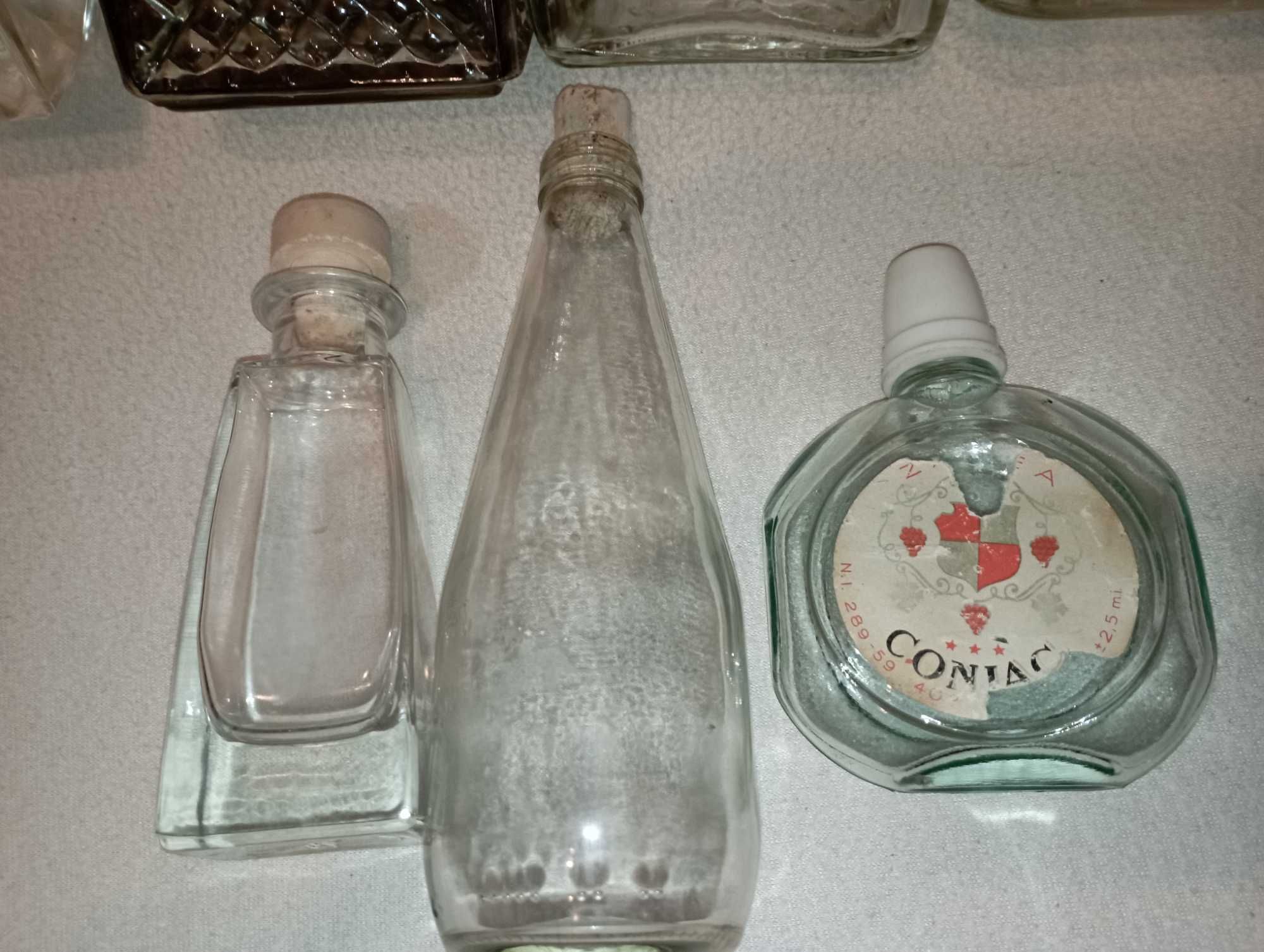 7 szklanych butelek od 100 ml do 750 ml pojemności