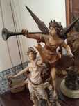 Estatueta antiga grande com 64 cm e base em mármore