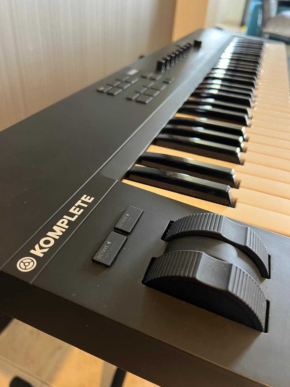 Teclado Komplete Kontrol A61