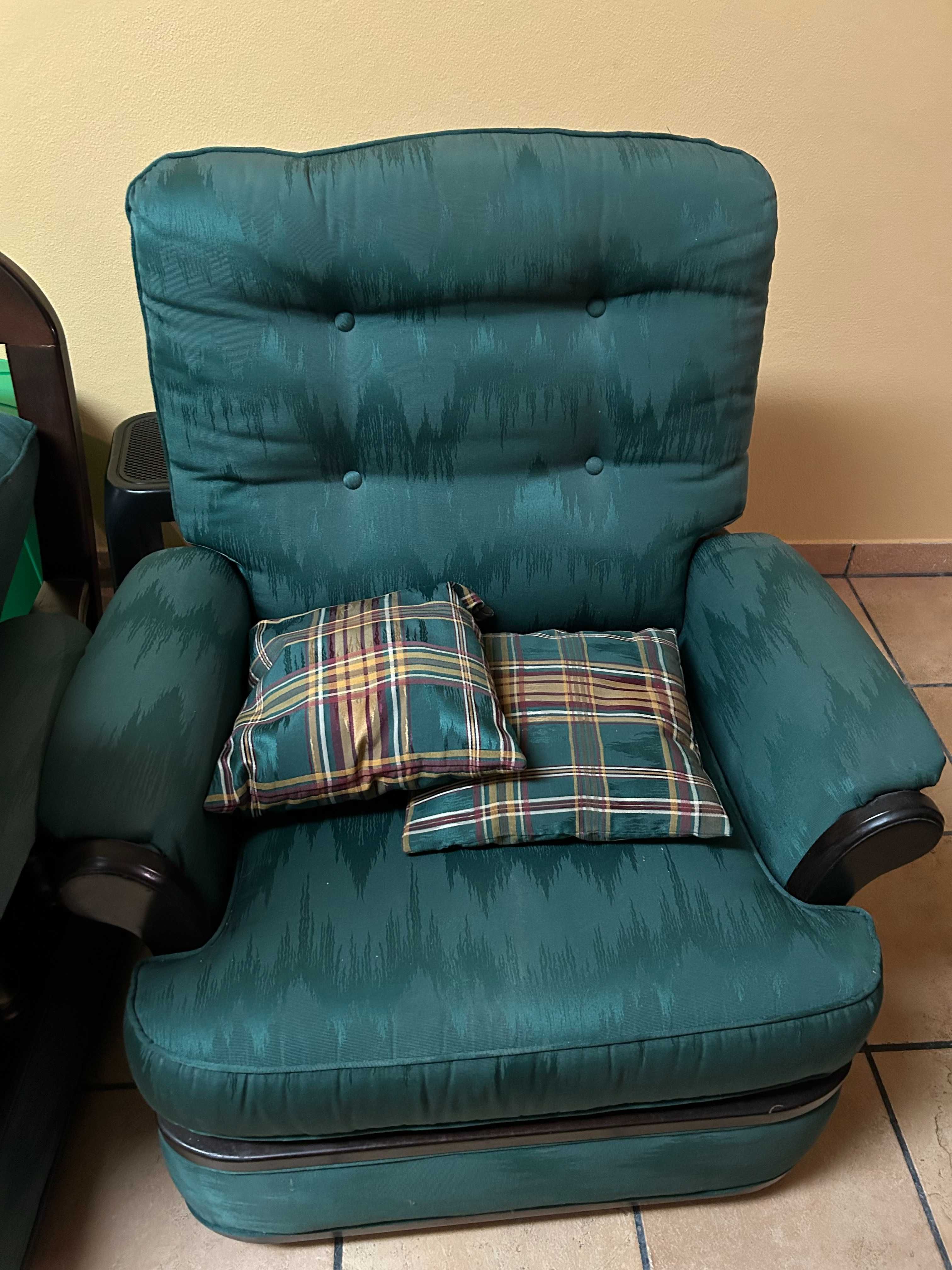 1 sofa de dois lugares e 1 poltrona
