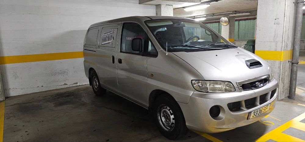 Hyundai H1 comercial.