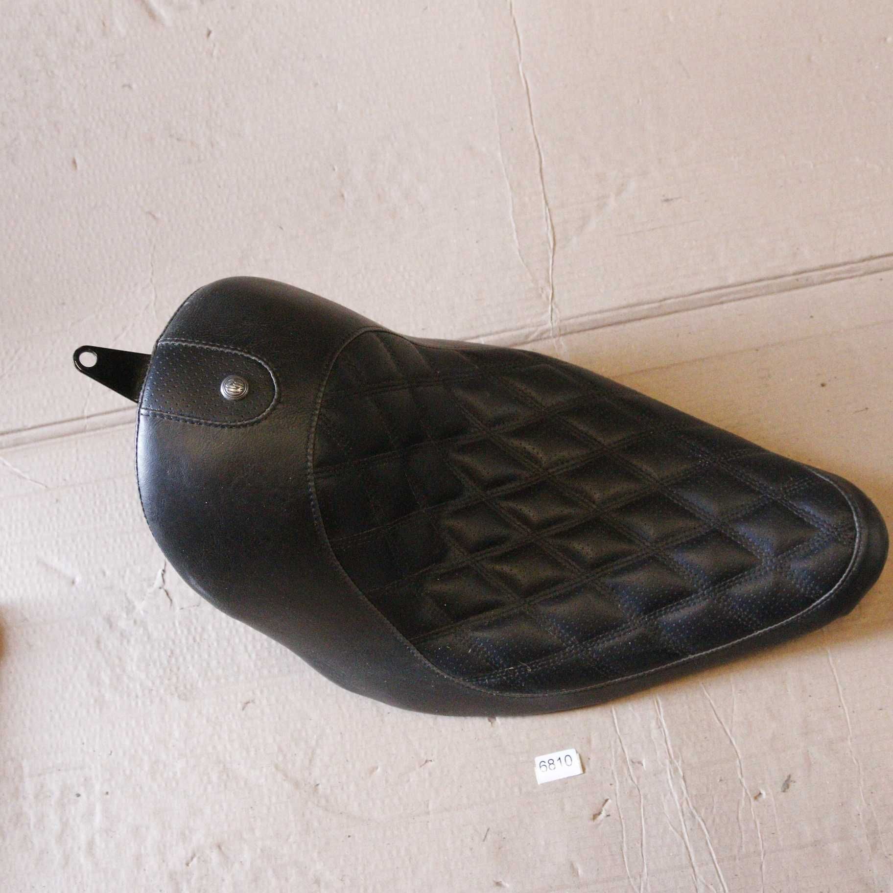 6810 Siedzenie HARLEY 08-14 FXDF RSD MUSTANG SOLO seat boss