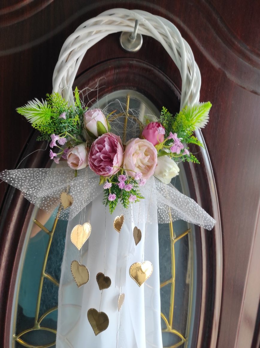 Ślubny wianek na drzwi. Dekoracja drzwi domu Panny Młodej