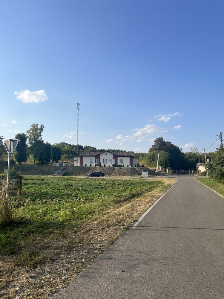 Ділянка в центрі села Лаврів