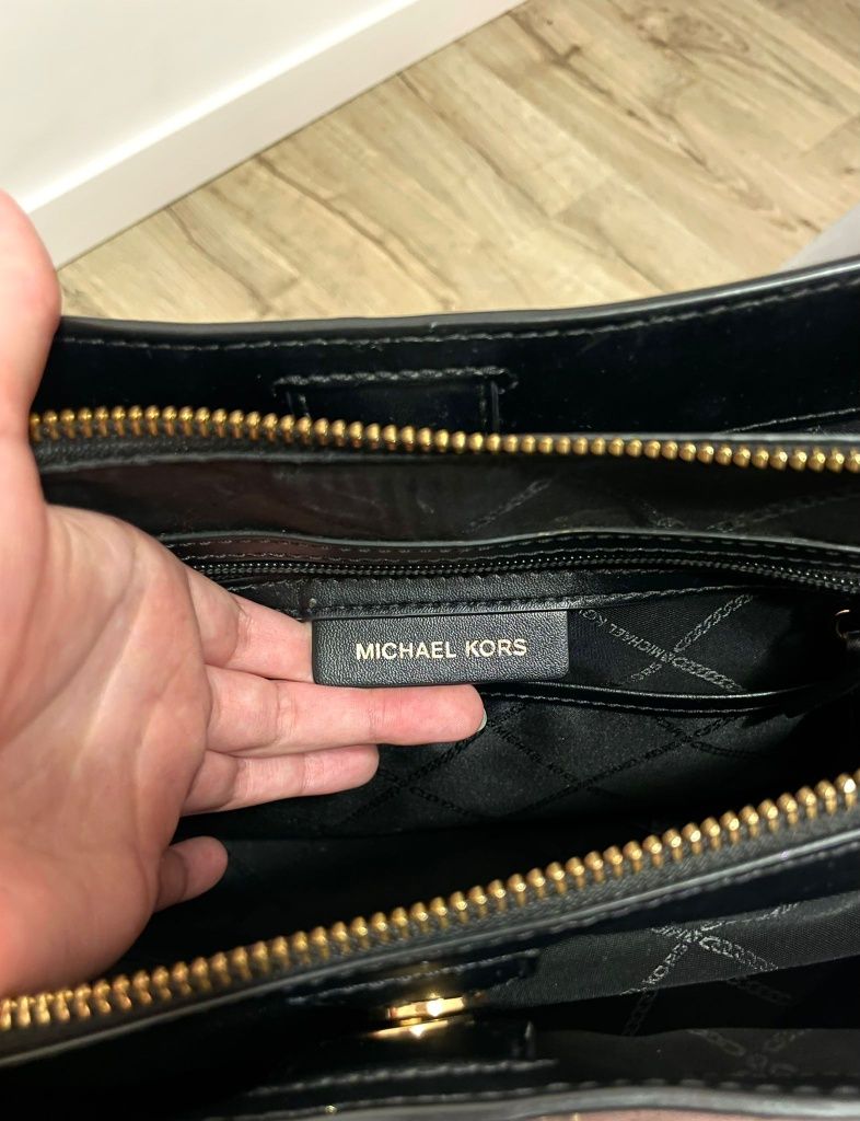 Czarna torebka skórzana Michael Kors