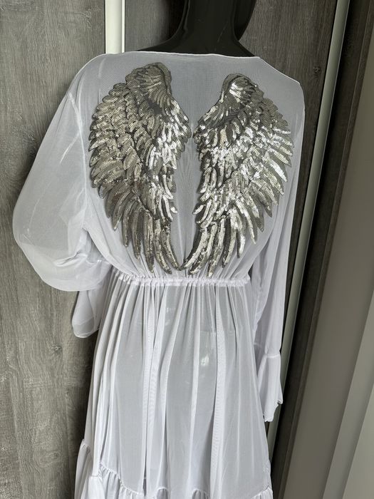 Białe kimono szlafrok plażowy zwiewny narzutka z falbaną