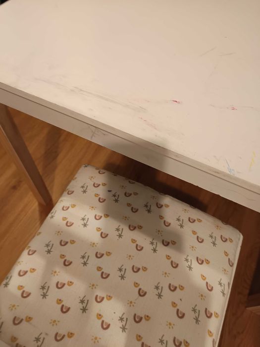 Mesa e cadeiras de criança