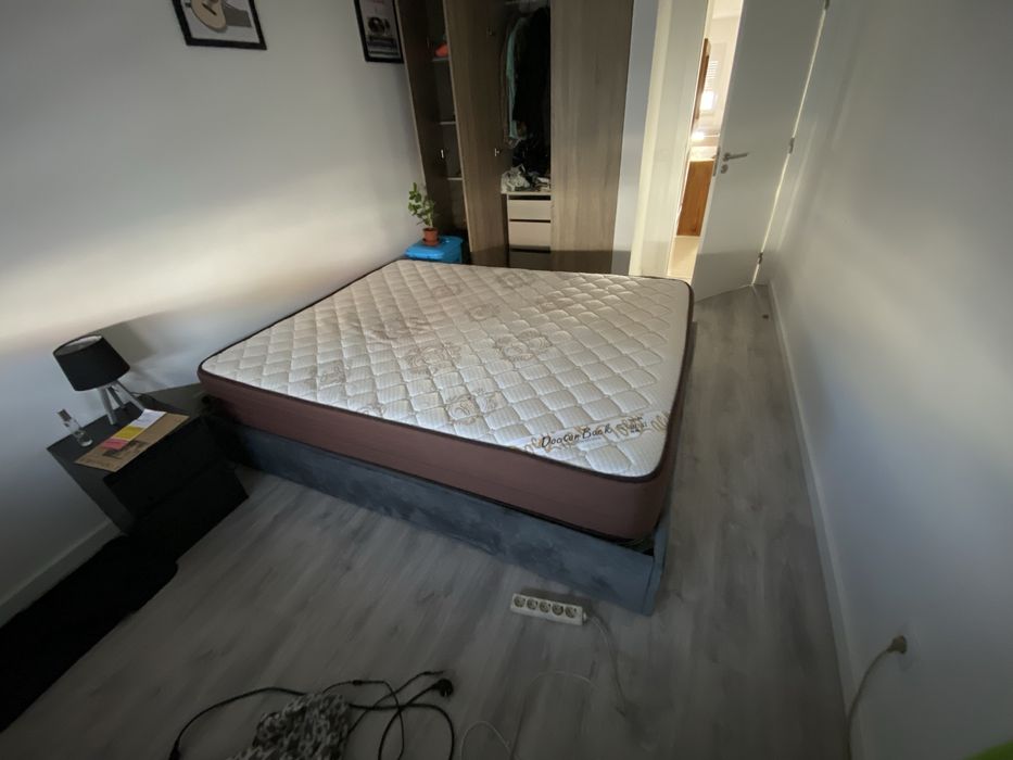 Cama com colchao praticamento novos