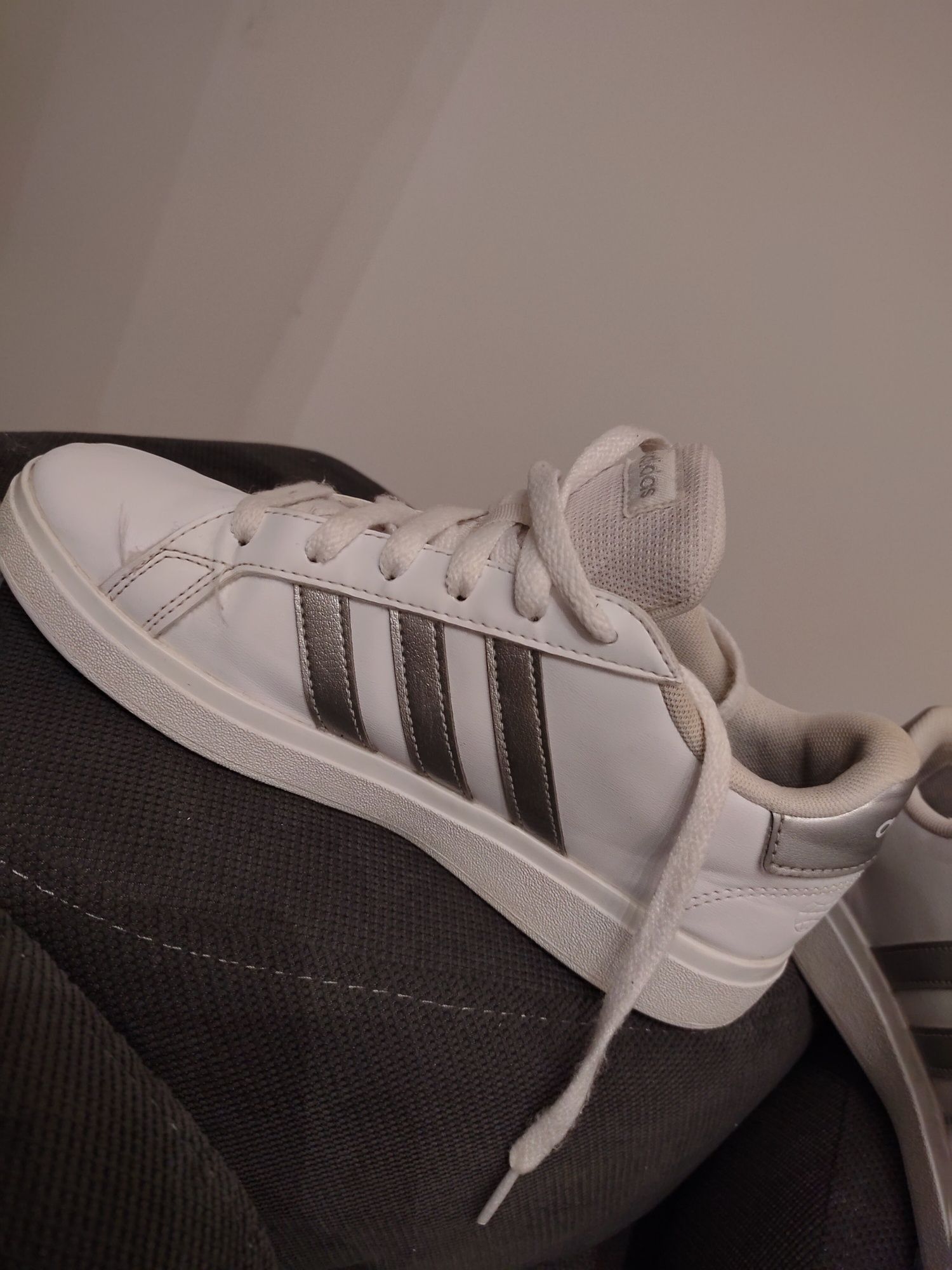 Buty Adidas rozmiar 36 dla chłopca