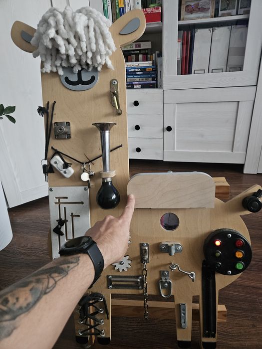 Tablica manipulacyjna sensoryczna lama