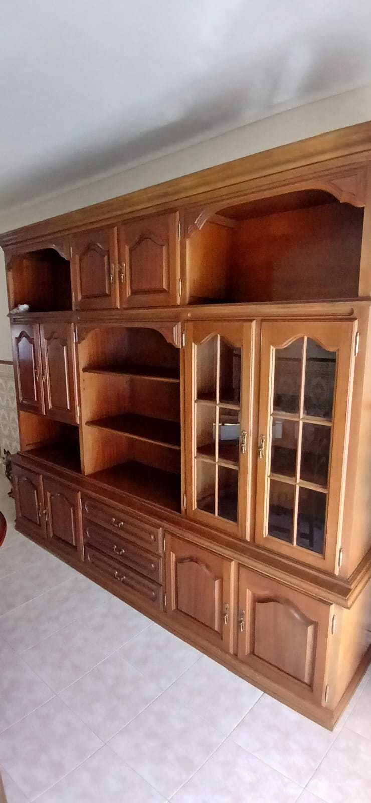 Vendo estante e mesa extensível com 6 cadeiras em Mogno