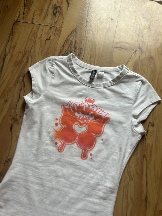 biala sukienka h&m z nadrukiem