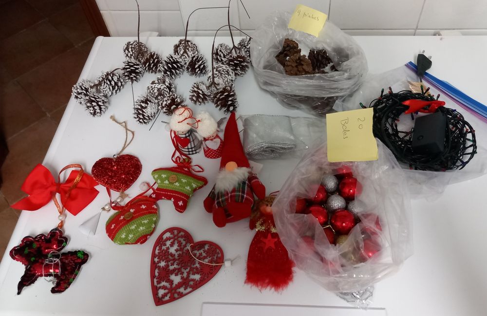 ENFEITES DE NATAL CASA E ÁRVORE.Quarto,Sala,Cozinha,loja,Garagem,Hall.