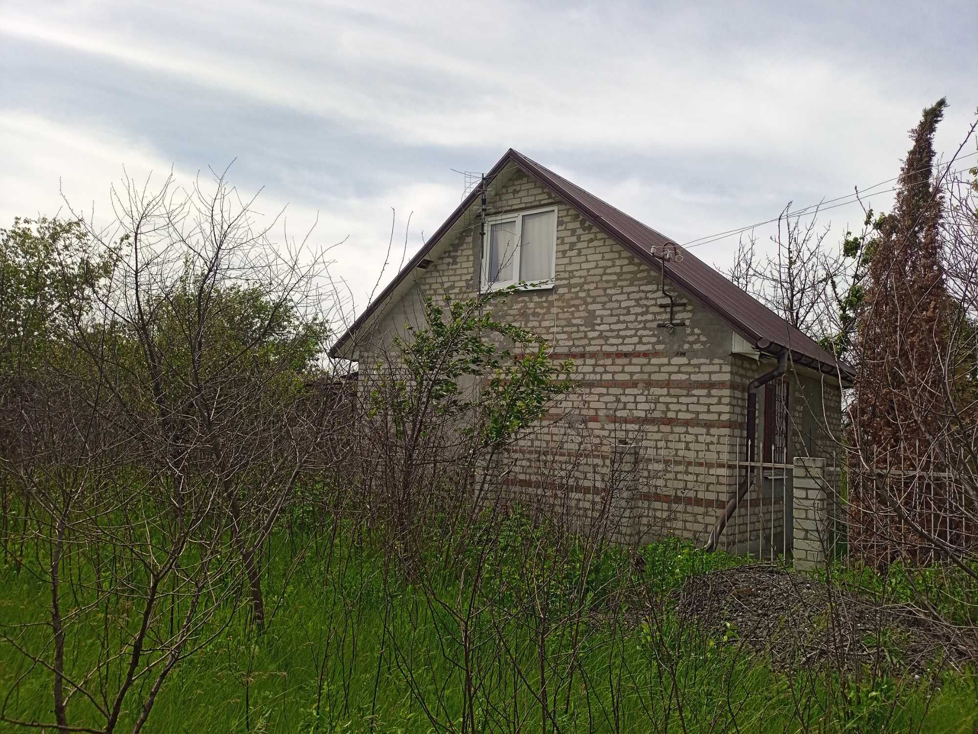Продам дачу, кирпичный дом 2 этажа.