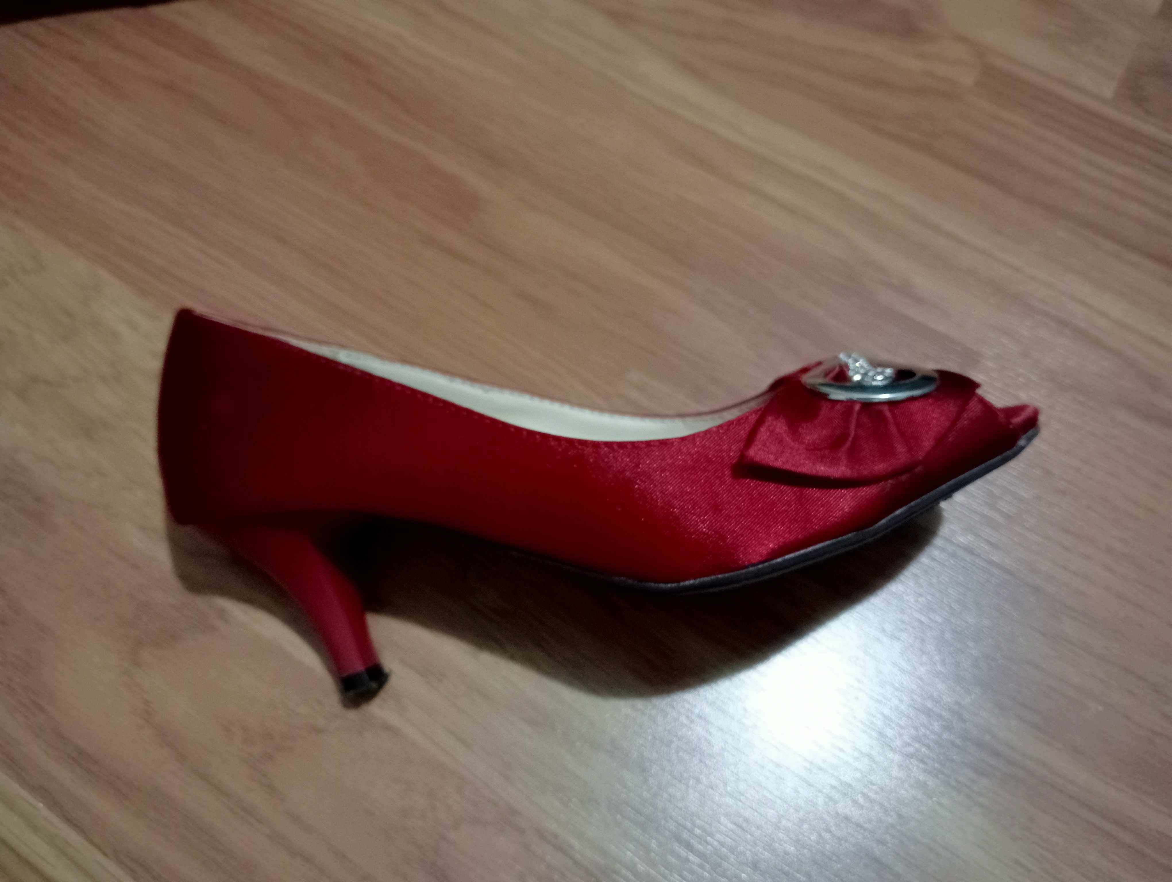Sapatos vermelhos cetim