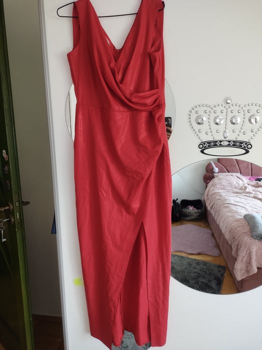 Długa czerwona połyskująca sukienka maxi Katniss