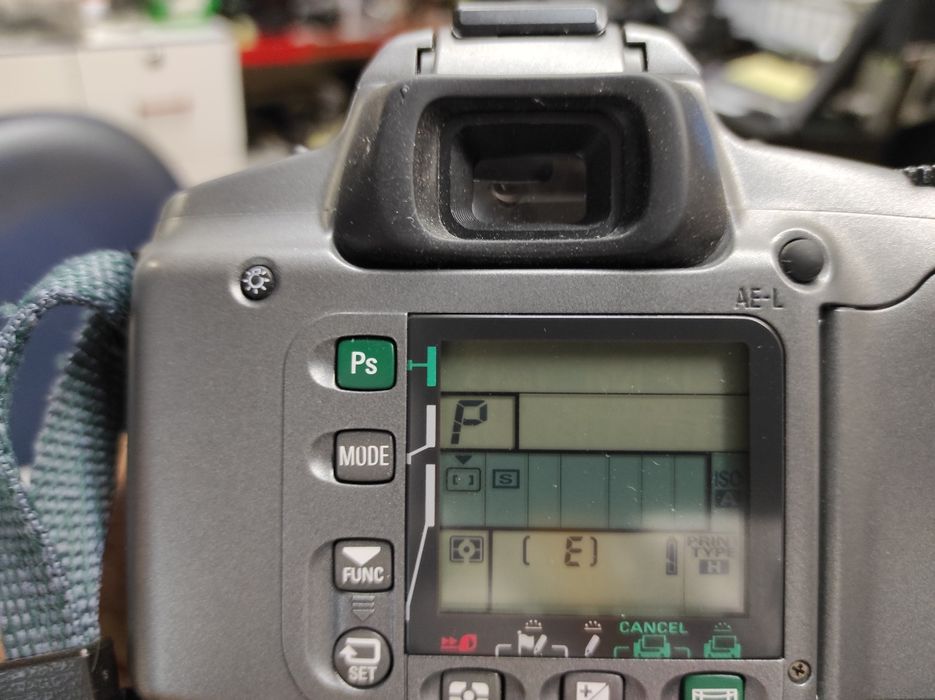 Máquina fotográfica Nikon Pronea 600i com objectiva Nikkor 24-70mm