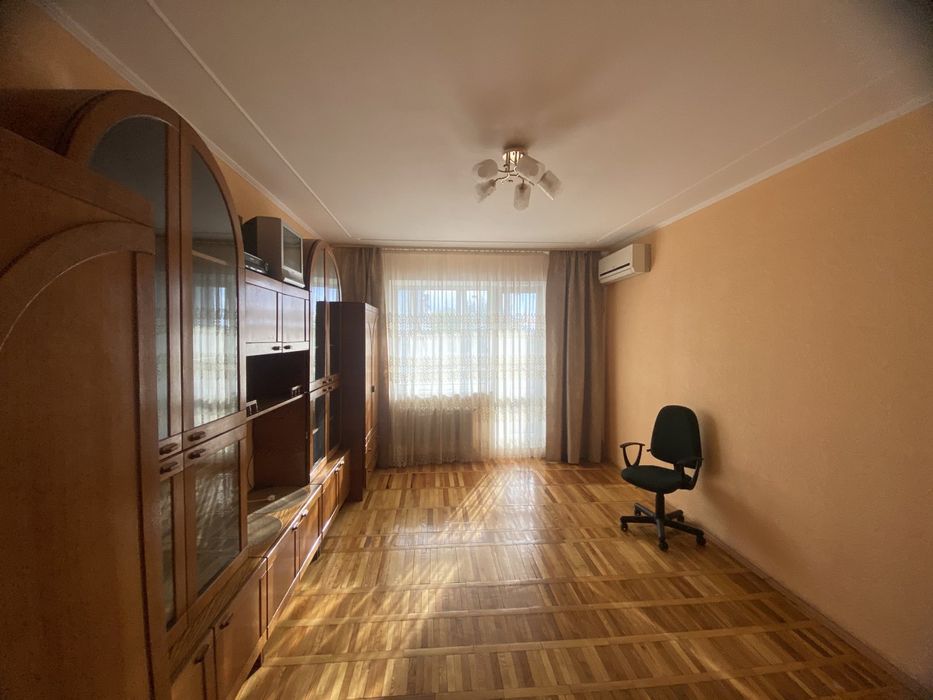 Продам 2-х кімнатну квартиру з меблями, технікою, гаражом