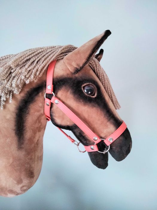 Hobby Horse jasno-kasztanowy z kantarem, koń na kiju - jak żywy!