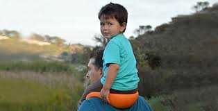 Porta bebés e crianças aos ombros