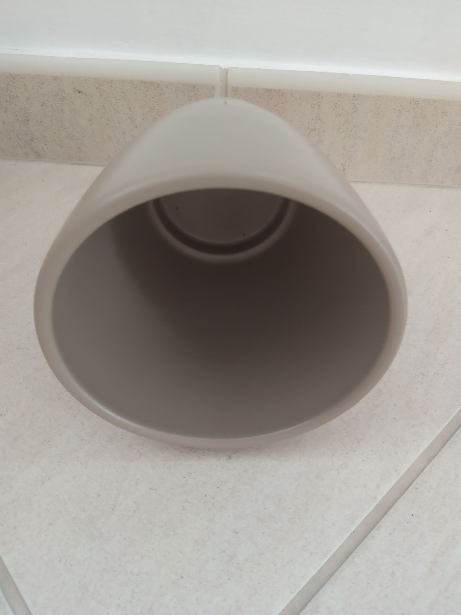 Vaso de cerâmica, cor beje, em ótimo estado.