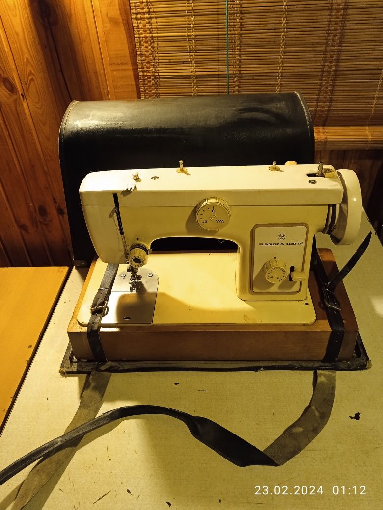 Переносная швейная электрическая машинка
