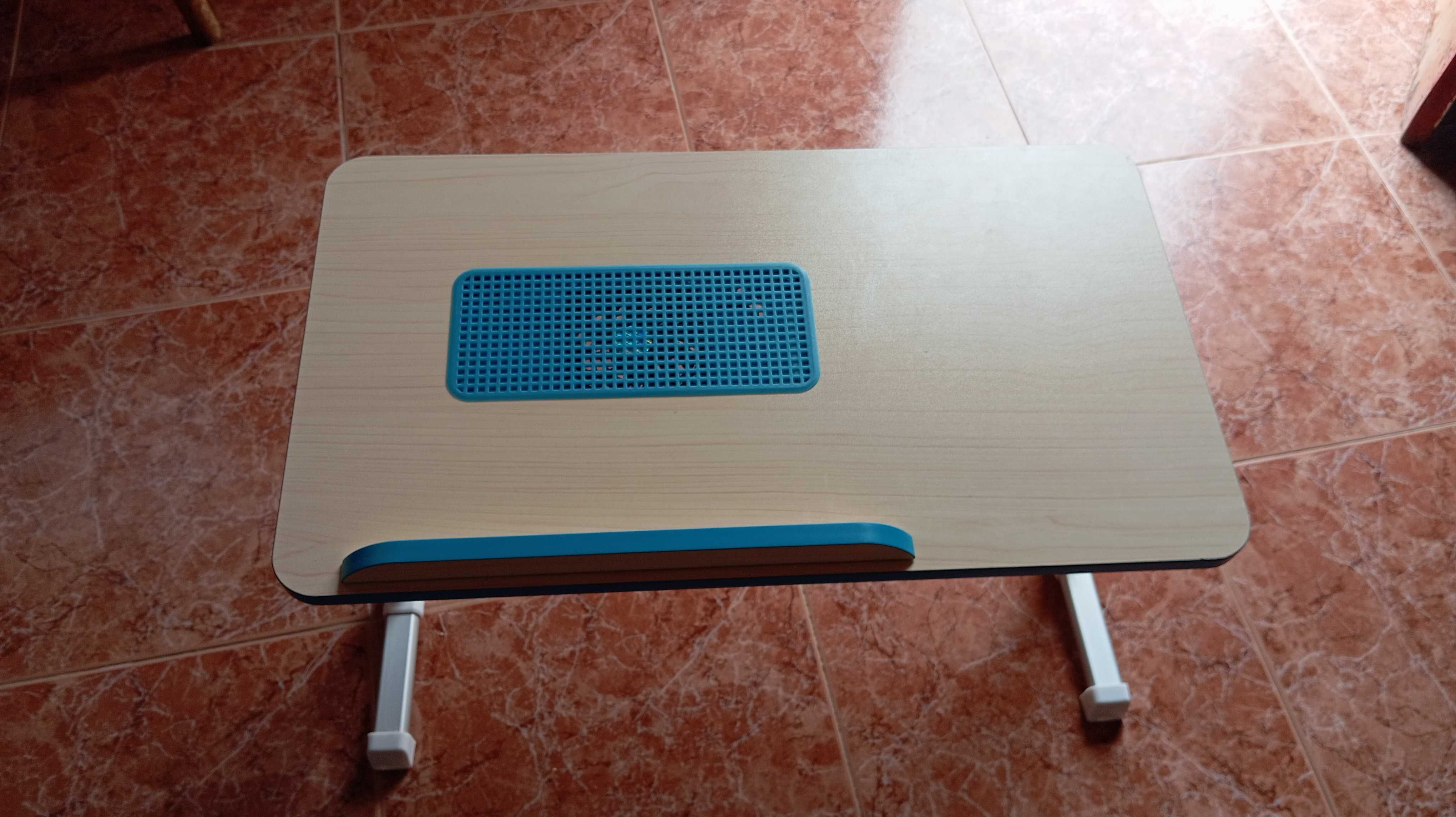 Mesa com dissipador de calor para portátil