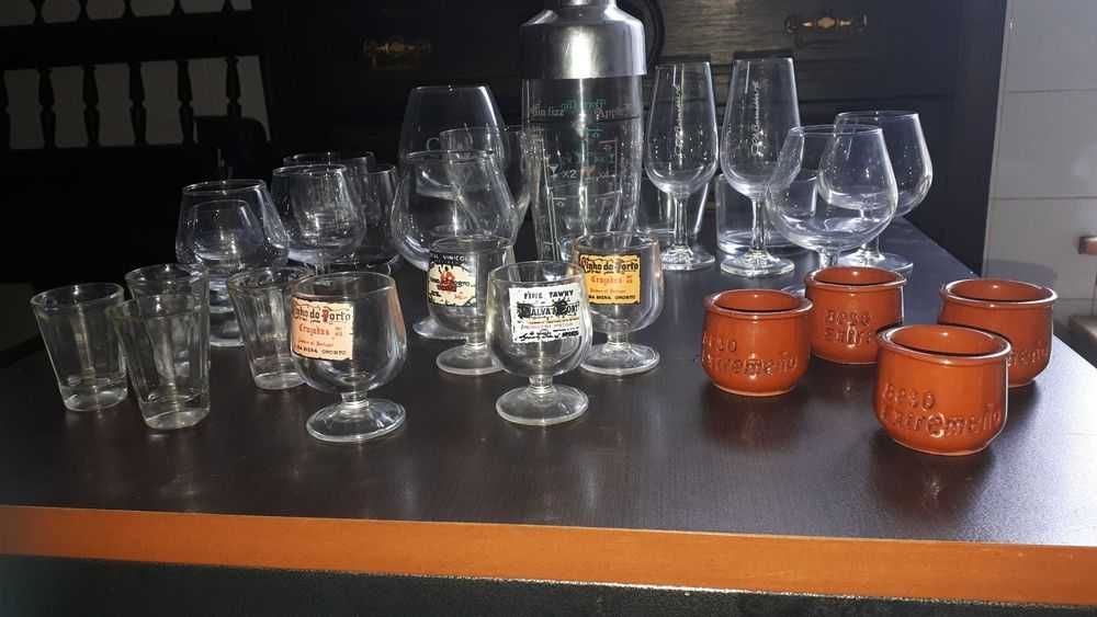Conjunto copos e shaker com medidas. 29 unidades tudo por 7,50 euros