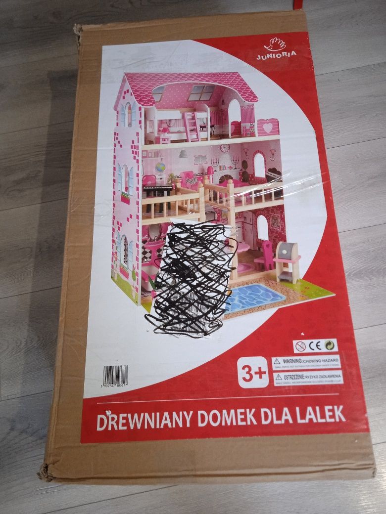 Duży drewniany domek dla lalek
