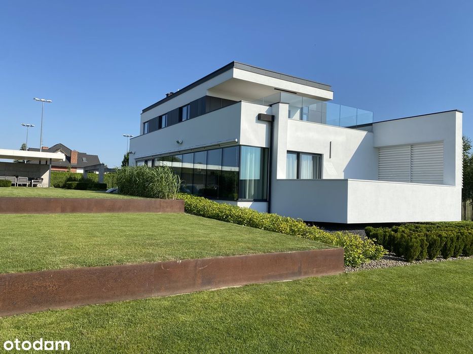 Nowoczesna rezydencja z kortem