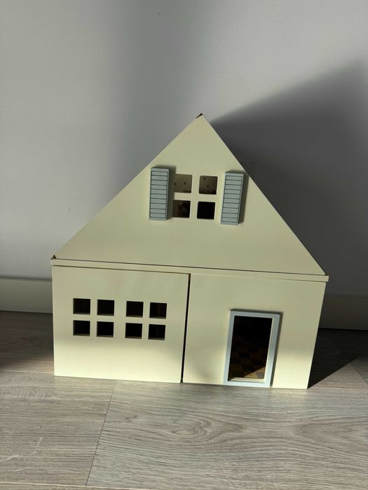 Vendo uma casa de bonecas de madeira da Zara Home.