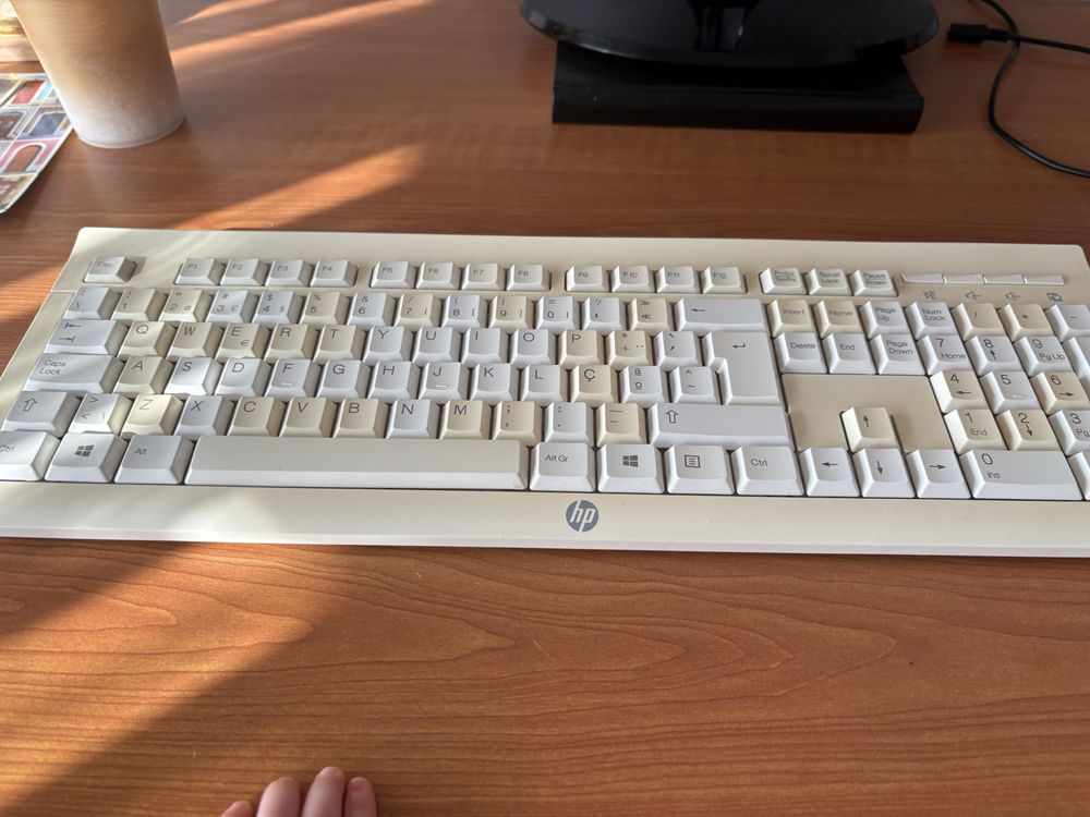 Vendo conjunto de computador com monitor, rato e secretaria