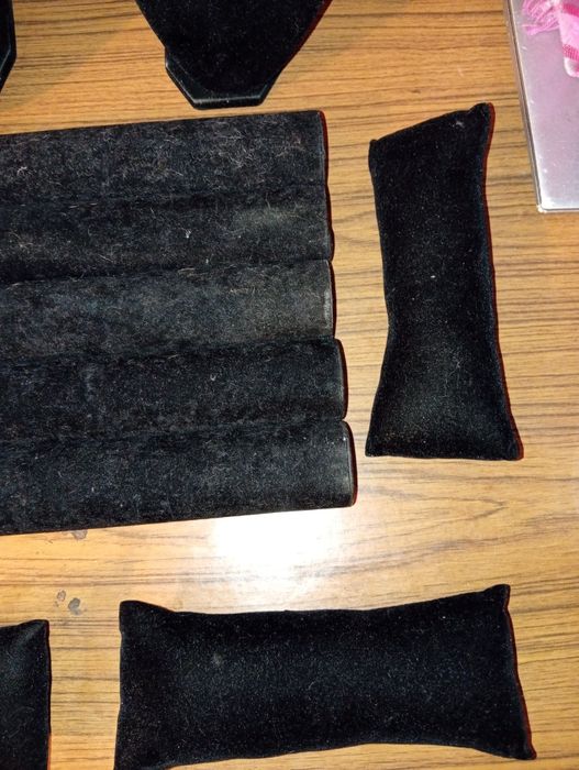 Lote de 11 expositores de acessorios preto em veludo- pulseiras/relogi