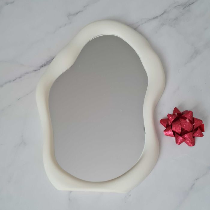 Kremowe małe lustro w ramie nieregularny kształt