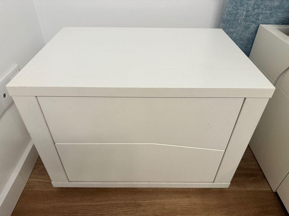 Duas mesas de cabeceira brancas