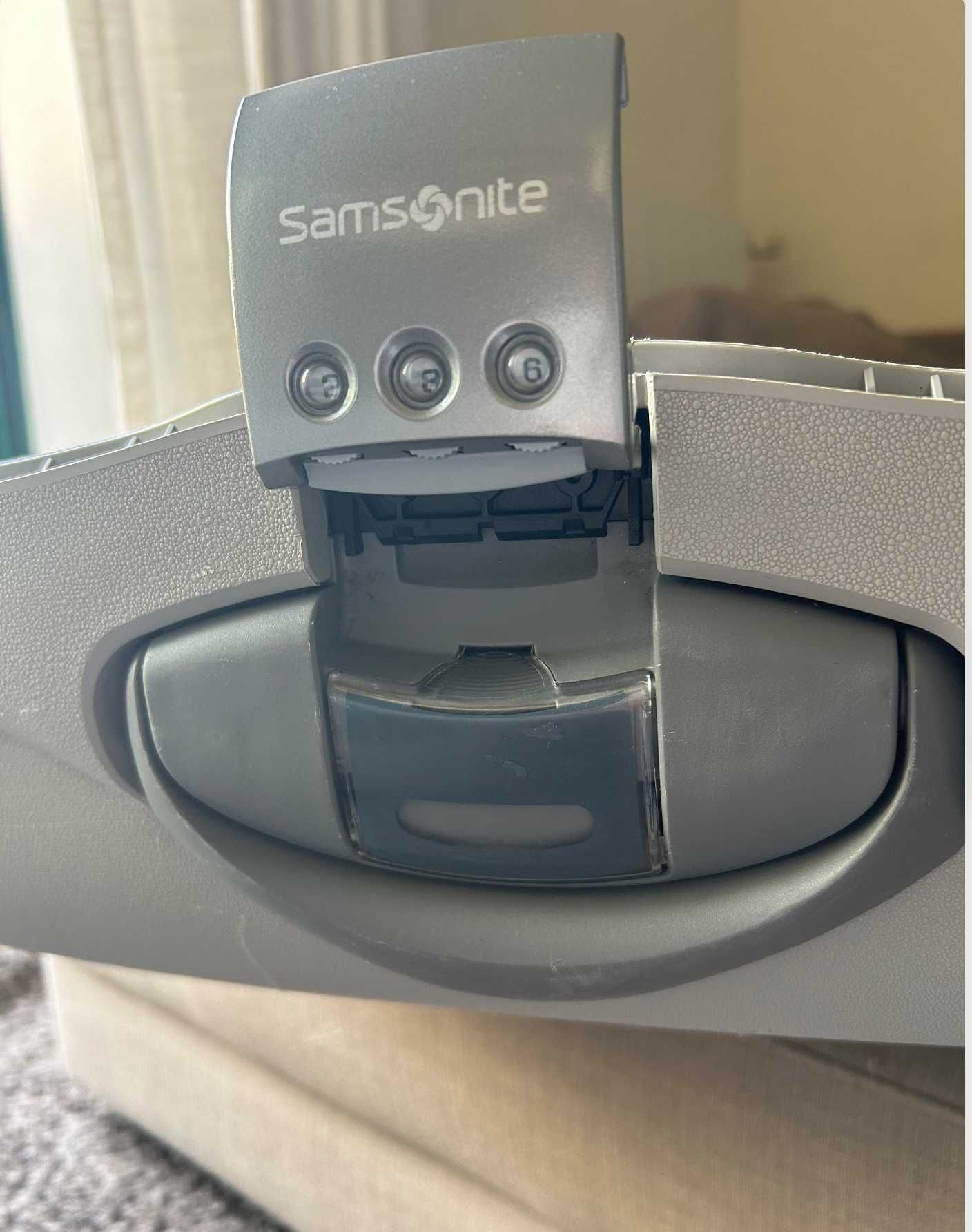 Mala Samsonite usada 38L, rodinhas, chave e porta-fatos. Impecável.