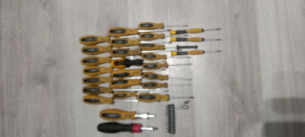 Zestaw 24 śrubokretow w zołtym. Kolorze