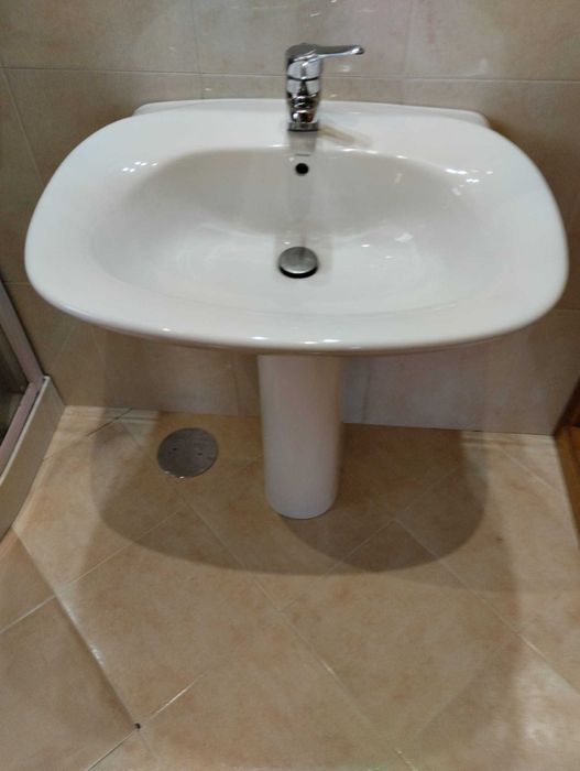 Lavatório em Porcelana com Pé ( Bellavista ). Dimensões nas fotos.