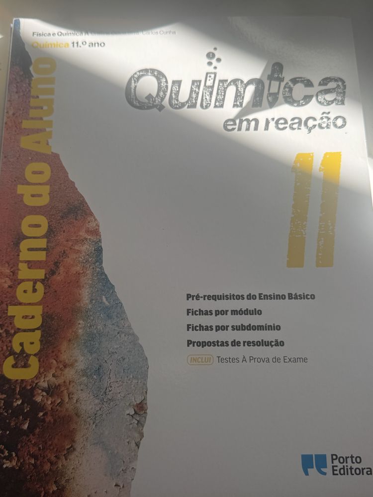 Manuais novos a cinco euros cada