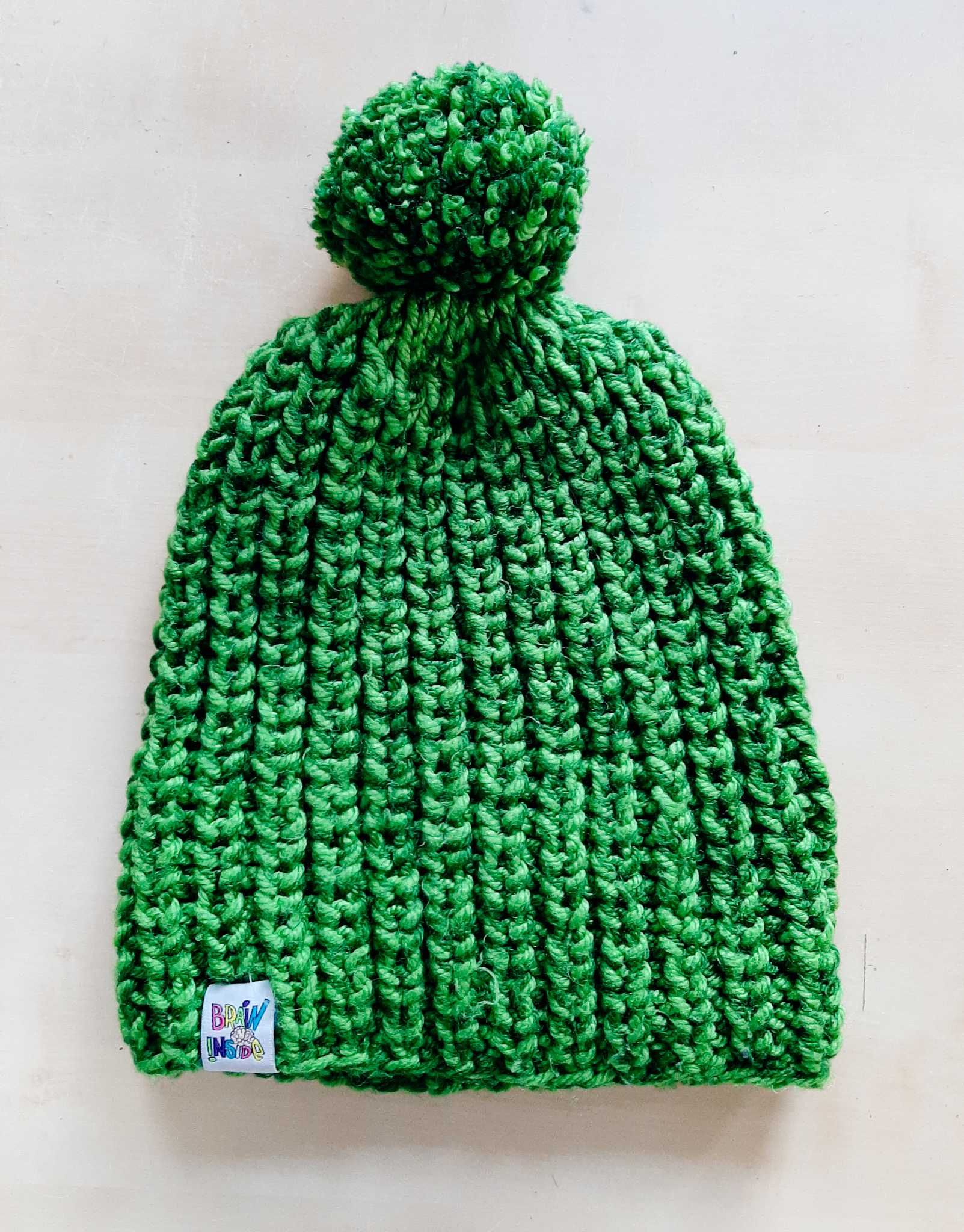 Zielona czapka z pomponem ręcznie robiona marki "Brain Inside"