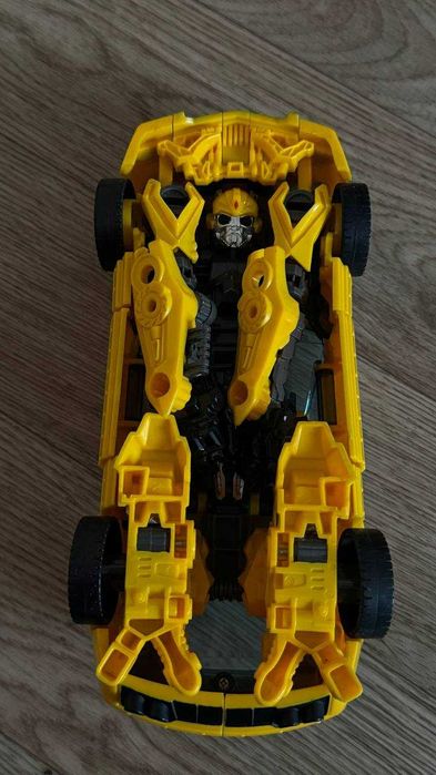 робот, машина трансформер Бамблбі