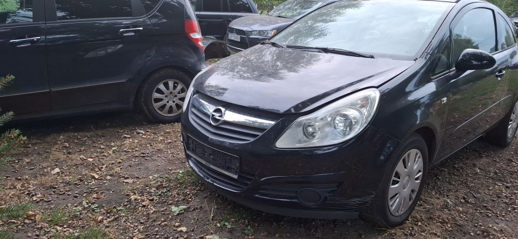Corsa D  3drzwi 1.2 bezyna z klima cały na cześci
