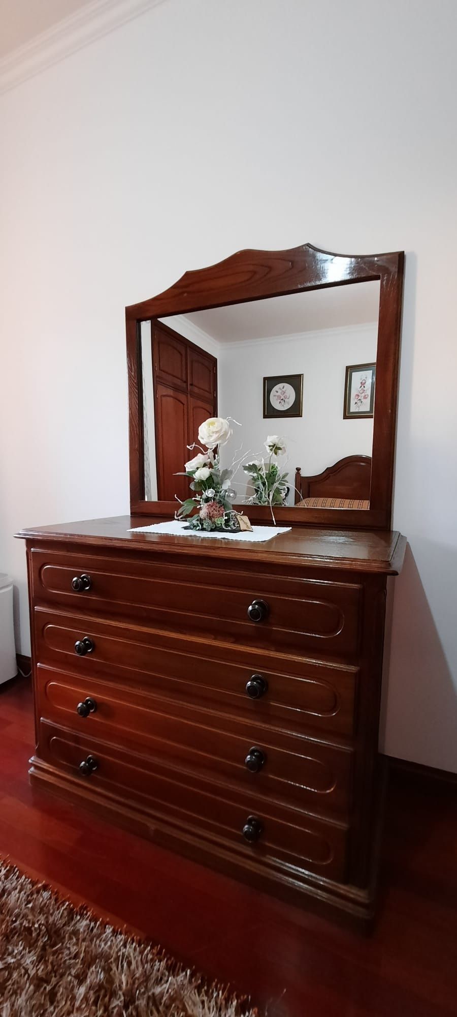 Cama c/ colchão, mesinhas de cabeceira e cómoda em madeira maciça
