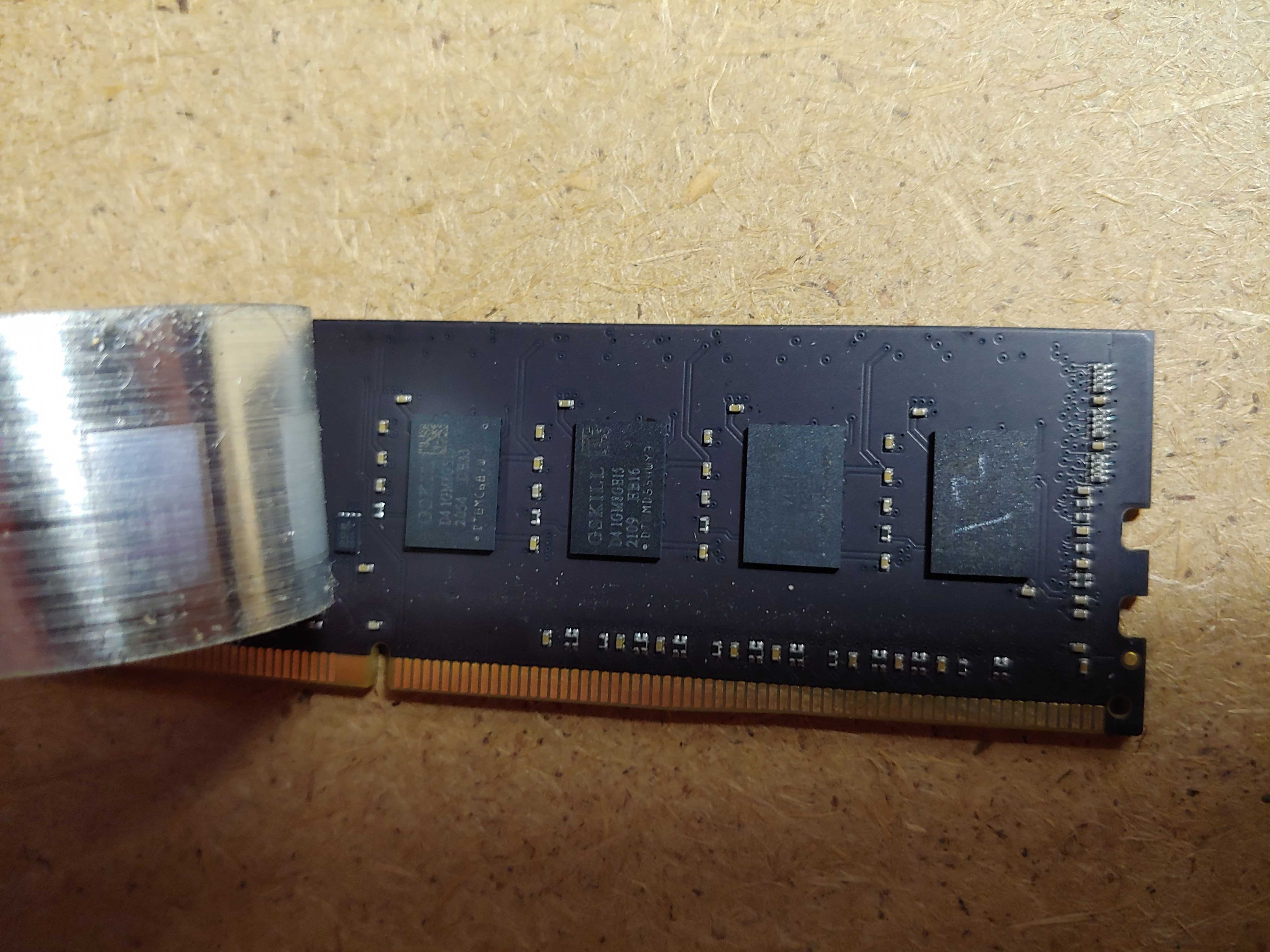 Продам оперативну пам"ять G.Skill DDR4-2400 8Gb (є нюанс)