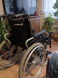 Wózek inwalidzki z rozkładanym oparciem