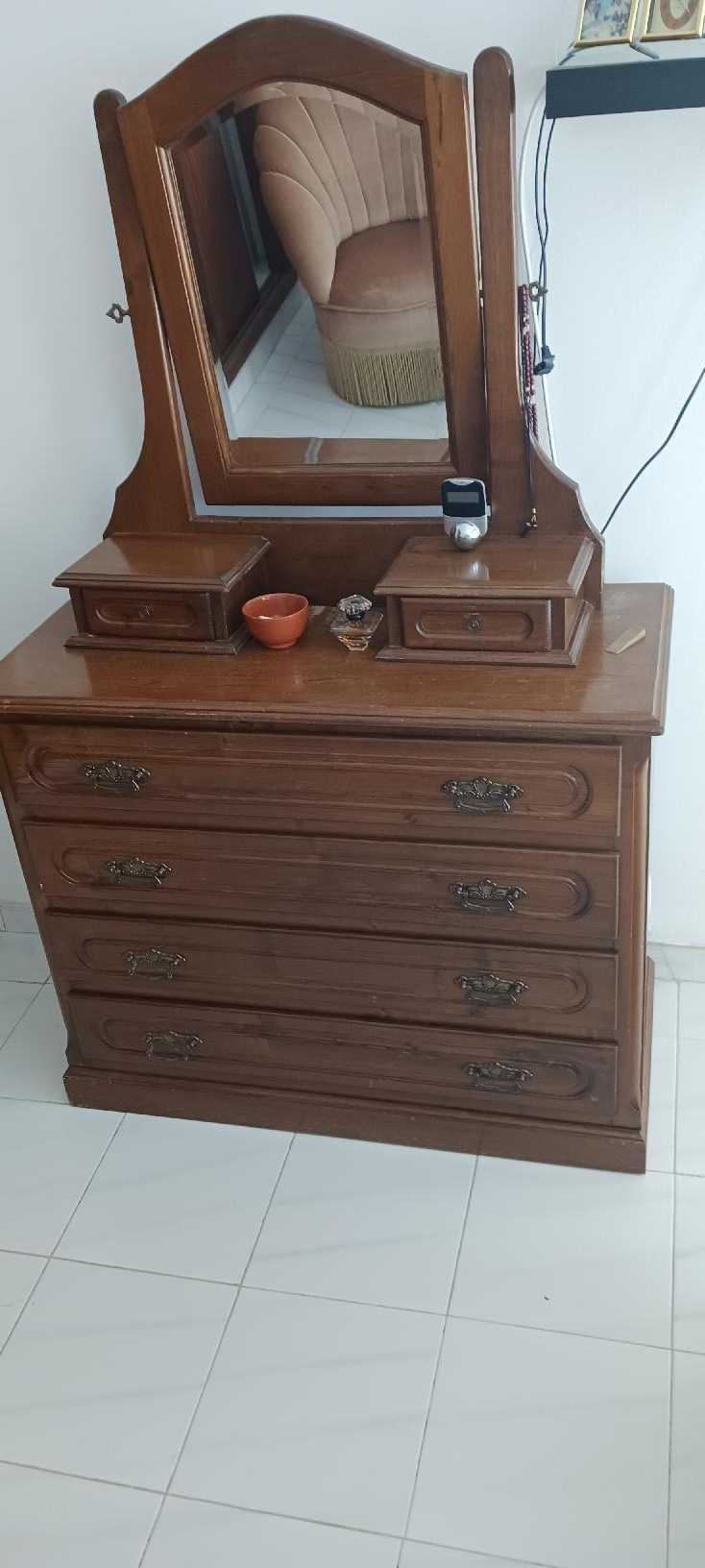 Quarto casal clássico em madeira