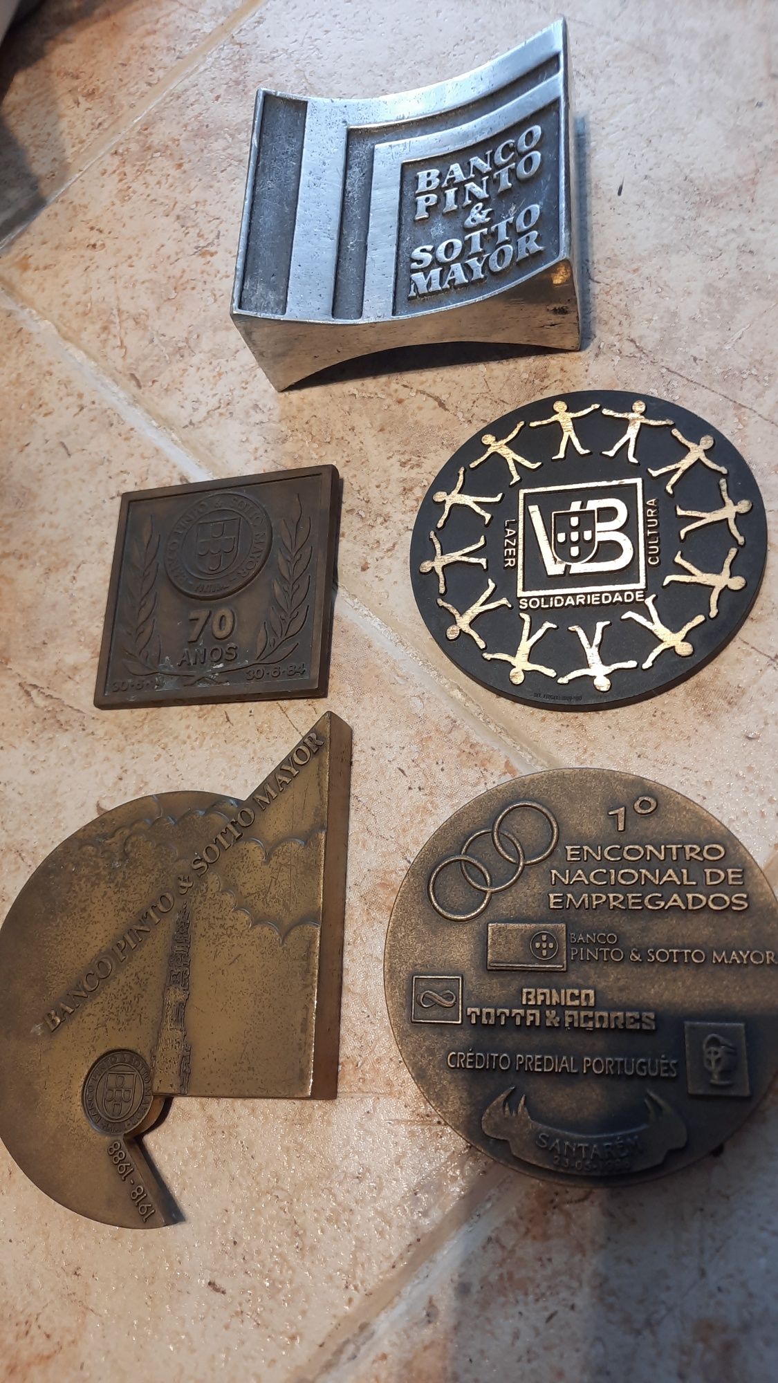 Lote de medalhas e pisa papeis comemorativos